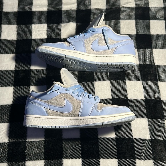 COPY - - Authentic Jordan 1 lows M 8.5/F 10 - Picture 5 of 11